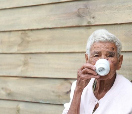 Skromni engleski seljak živio je 100 godina zahvaljući tečnosti koju obično prosipamo!