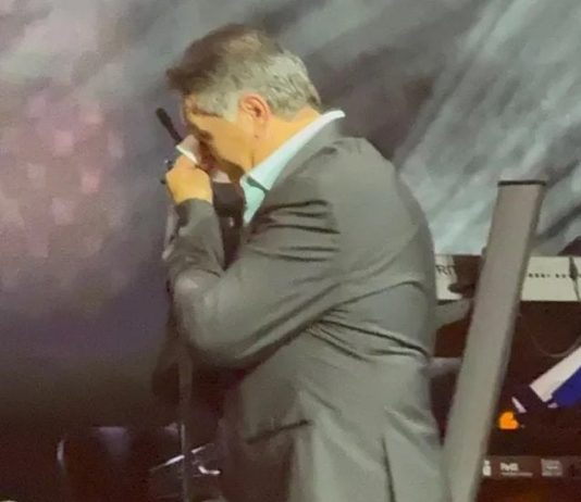 Prekinut koncert, obezbjeđenje doletjelo do Halida Muslimovića: Evo šta se desilo