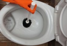 Isprskajte WC-šolju popularnim sprejem, a onda izribajte: Zablistaće kao nova