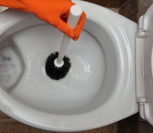 Isprskajte WC-šolju popularnim sprejem, a onda izribajte: Zablistaće kao nova