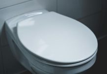 Zašto uvijek trebate držati poklopac WC školjke zatvoren: Iznenađujući razlozi stručnjaka