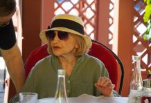 “Jede jagnjetinu, popije i pivo, a cigare pali jednu za drugom”: Evo kako sa 94 Mira Banjac uspeva da bude živa legenda