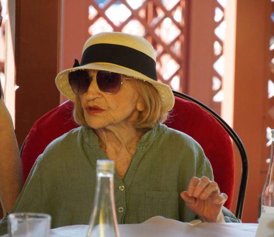 “Jede jagnjetinu, popije i pivo, a cigare pali jednu za drugom”: Evo kako sa 94 Mira Banjac uspeva da bude živa legenda