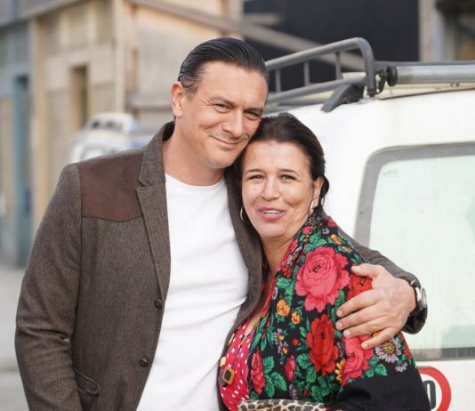 Naš čuveni glumac oženio je manekenku koja je radila sa najvećim svetskim zvezdama: Rodila je 3 sina pa otišla na selo da okopava baštu i gaji kokoši