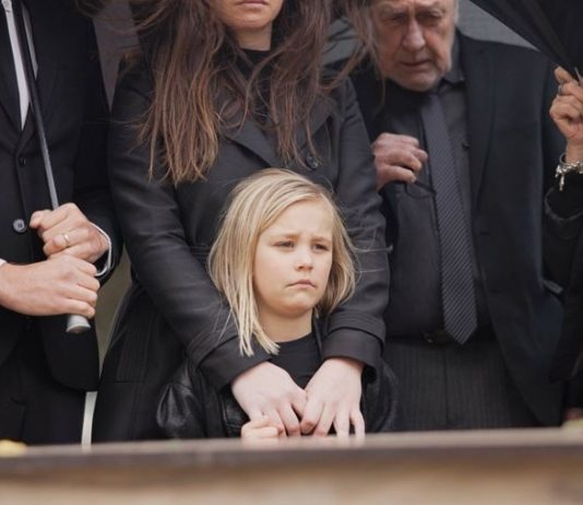Treba li decu voditi na groblje? Psiholog odgovara da li će im ostati traume i kako im najbolje objasniti pojam smrti