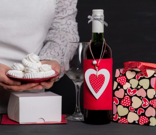 Šta je primereno da se nosi na slavu? 7 otmenih, a ne tako skupih poklona koji će oduševiti svakog domaćina