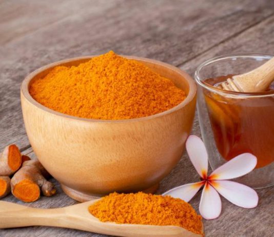 Svaki dan je uzimala kašičicu meda i kurkume – evo šta joj se dogodilo nakon 30 dana!