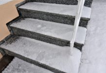 Nije sol: Led na stepenicama nestaje istog trenutka s jednim jeftinim sastojkom koji svi imamo kod kuće