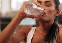 NAJZGODNIJA ŽENA OTKRILA TRIK: Pijte vodu na ovaj način i KILOGRAMI SE SAMI TOPE