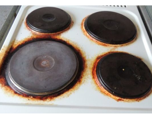 Kapneš i GOTOVO! Ovo domaće sredstvo od JEDNOG SASTOJKA čisti kao od šale mrlje od MASNOĆA i PRLJAVŠTINE