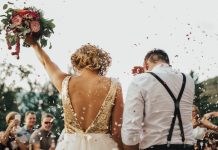 Primijetio je muškarca u pozadini fotografije – i sve se promijenilo