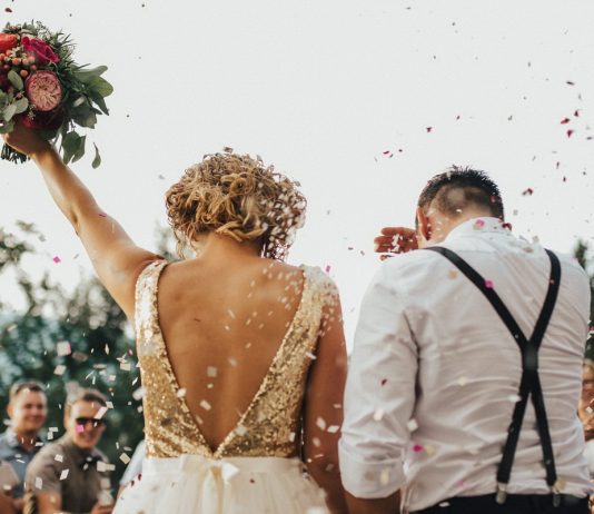 Primijetio je muškarca u pozadini fotografije – i sve se promijenilo