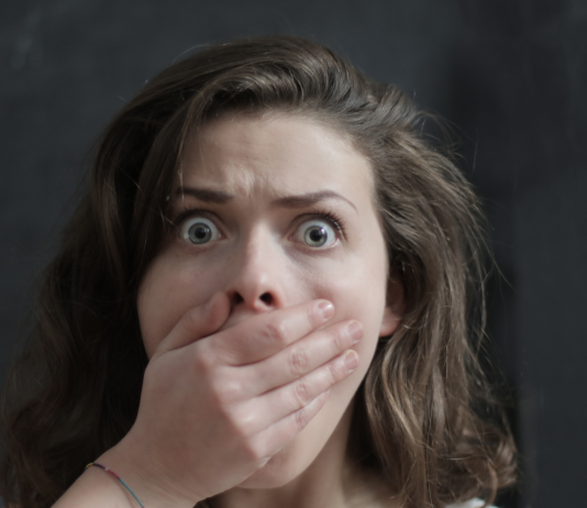 Kolica su se prevrnula, ali snimak sigurnosne kamere pokazao je nešto mnogo gore