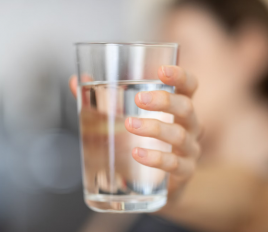 Pijte vodu sa malo ovog začina svako jutro i samo gledajte kako se salo brzo topi