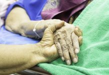 Porodična tajna duga 70 godina isplivala na površinu: Majka joj na samrti otkrila jezivu istinu zbog koje joj se život promenio iz korena