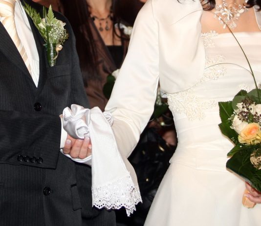 Mlada je otkrila ko je zapravo platio svadbu – i aplauz je odjeknuo salom!