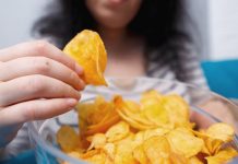 Evo šta je pronasla u omiljenom čipsu. Sastojak opasan po zdravlje