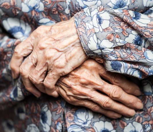 Šta je to “starački miris” i kako se ga rešiti? Stručnjakinja za dugovečnost tvrdi da samo jedna namirnica pomaže