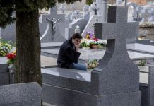 Poznati milioner sahranio 2 ćerke i svake subote dolazio na grob sve dok mu jedna mala prosjakinja nije prišla i rekla: “Čiko, one žive u mojoj ulici”