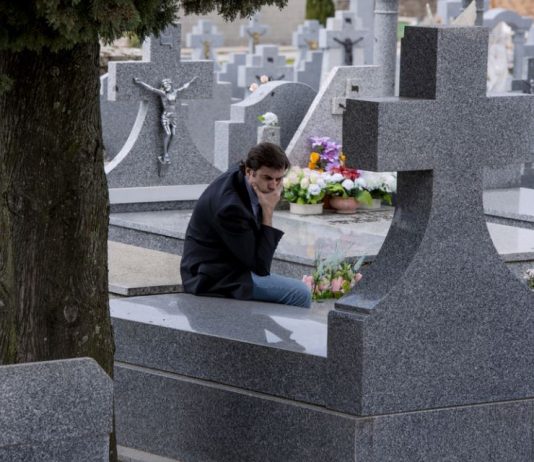 Poznati milioner sahranio 2 ćerke i svake subote dolazio na grob sve dok mu jedna mala prosjakinja nije prišla i rekla: “Čiko, one žive u mojoj ulici”