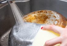 Evo kako očistiti zagorjelu donju stranu tave u par minuta, bez muke i ribanja