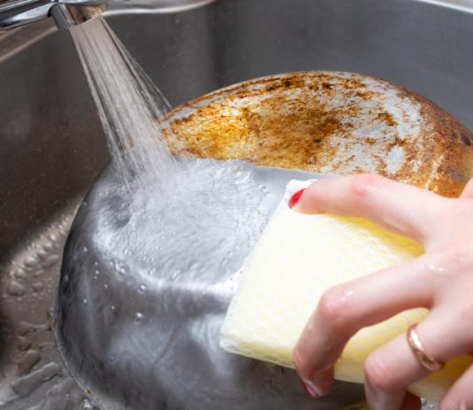 Evo kako očistiti zagorjelu donju stranu tave u par minuta, bez muke i ribanja