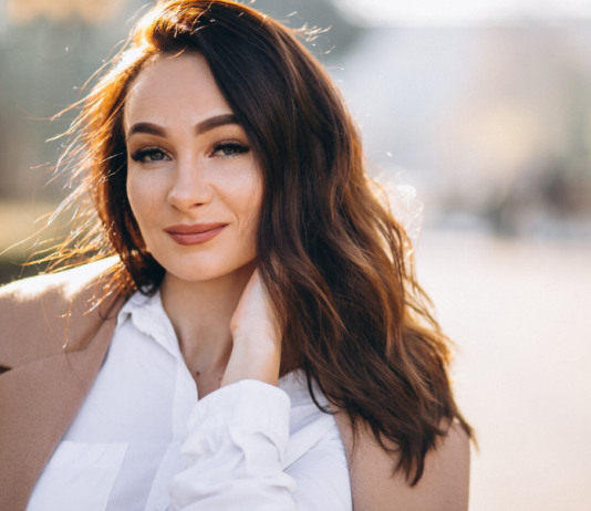 Svi su zvali beskorisnom domaćicom – Dok nije otkrila da vlada carstvom od 5 milijardi