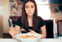 ODVRATNO: Žena našla bubašvabu u tanjiru u restoranu (FOTO)