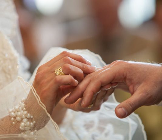 Ponizila je moje roditelje pred svima — ali nije računala na reakciju mog muža