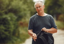 Starac sa modricama molio za hranu… dok ga sin nije prepoznao