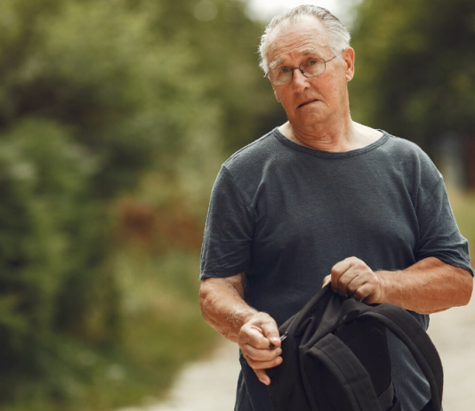 Starac sa modricama molio za hranu… dok ga sin nije prepoznao