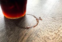 Kako očistiti tragove od čaša na drvenim površinama? Potrebna su vam 2 sastojka i skoro nimalo truda da sto bude kao nov