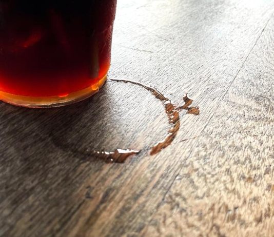 Kako očistiti tragove od čaša na drvenim površinama? Potrebna su vam 2 sastojka i skoro nimalo truda da sto bude kao nov