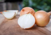 Na Badnje veče, pre ponoći, presecite glavicu luke na 12 delova: Veruje se da ćete na Božić otkriti važnu stvar