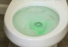 Ubacite tabletu za sudove u WC šolju i ostavite 15 minuta: Evo šta će se dogoditi