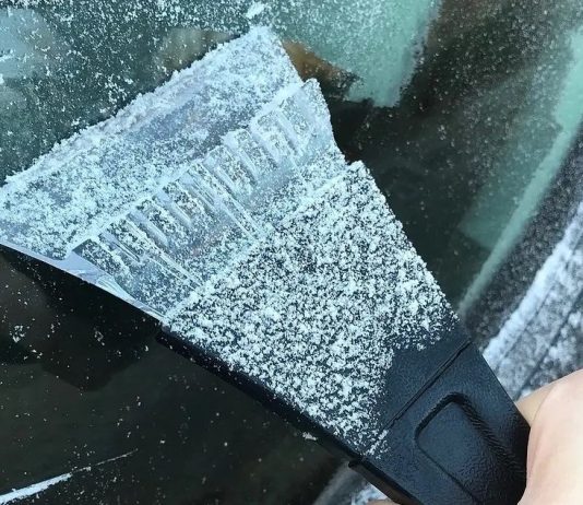 Ova 2 sastojka iz kuhinje poprskajte uveče po šoferšajbni i ujutro neće više biti zaleđena