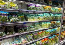 U današnjem vremenu, kada sve više pažnje pridajemo zdravoj ishrani, namirnice koje smatramo sigurnima i zdravima mogu nas iznenaditi. Jedan od tih “zdravih” proizvoda koji može postati izvor ozbiljnih problema za naše zdravlje je **sjeckana, pakovana salata**. Na prvi pogled, ova hrskava mješavina povrća koja se nudi u kesama, često označena kao “oprana i spremna za upotrebu”, djeluje kao praktičan i zdrav izbor za brzi obrok. Međutim, kako se sve više istražuje sigurnost hrane, otkriva se da upravo takvi proizvodi mogu nositi rizik od ozbiljnih zdravstvenih problema. Iako je povrće, uključujući lisnato zeleno povrće, poznato po svojim zdravstvenim prednostima, mnogi stručnjaci za sigurnost hrane preporučuju oprez prilikom konzumiranja pakovanih salata. **Sjeckana salata koja dolazi u kesama** obično je mješavina više vrsta povrća koje dolaze iz različitih izvora. Ovo povećava šanse za kontaminaciju, jer kada se povrće iz različitih serija obrađuje zajedno, patogeni mogu lako preći s jedne serije na drugu. Osim toga, samo sjeckanje povrća dovodi do oštećenja listova, što može omogućiti patogenima da se zadrže i prošire kroz cijelu kesu. **Rizik povezan s pakovanjem** također je značajan faktor. Salata koja je pakovana u vlažnim uvjetima predstavlja savršen ambijent za rast bakterija poput E. coli, salmonele i listerije. Vlažnost koja se oslobađa iz sjeckanih listova unutar kese stvara idealne uvjete za razmnožavanje bakterija. Osim toga, promjene temperature tokom transporta i skladištenja salate također povećavaju rizik od kontaminacije. **Epidemije povezane s kontaminiranim povrćem** sve su češće na naslovnicama. U posljednjih deset godina, lisnato povrće povezano je s čak 22 posto svih zabilježenih epidemija trovanja hranom. Uobičajeni uzroci zaraze uključuju bakterije koje se prenose iz tla, kontaminirane vode za navodnjavanje, kao i bakterije koje mogu doći od radnika u polju. U nekim slučajevima, kao što je epidemija povezanja s rimskom zelenom salatom, kontaminacija je potekla upravo od zagađene vode za navodnjavanje. Ova epidemija je rezultirala razbolijevanjem više od 200 ljudi i nekoliko smrtnih slučajeva, što je samo još jedan dokaz da i “zdrava” hrskava salata može biti opasna po zdravlje. Među najčešćim bakterijama koje uzrokuju trovanje hranom u salati su **E. coli**, koja može izazvati ozbiljne komplikacije, **salmonela**, koja se širi u vlažnim uvjetima, te **Listeria monocytogenes**, koja je posebno opasna za trudnice i starije osobe. Također, rjeđe, ali ipak moguće, salata može biti kontaminirana **Campylobacter**-om, **Aeromonas**-om ili **Yersinia**-om. Iako mnogi proizvođači stavljaju oznake poput “tri puta oprano” ili “spremno za upotrebu” na pakovanim salatama, **stručnjaci upozoravaju da ove oznake mogu stvoriti lažni osjećaj sigurnosti**. Ove salate su često oprane, ali to ne znači da su potpuno sigurne za konzumaciju. Oštećeni listovi mogu osloboditi vlagu koja se ne može u potpunosti isprati, a ostatak bakterija ostaje u salati i nastavlja se razmnožavati. Za sve one koji žele smanjiti rizik od trovanja hranom, nekoliko savjeta može biti od pomoći. Kada god je to moguće, **preporučuje se kupovina svježe, neupakovane salate**. Ako se ipak odlučite za pakovanu salatu, obratite pažnju na eventualna oštećenja ili promjenu boje i teksture, jer to može biti znak da salata nije sigurna za konzumaciju. **Čuvanje salate u frižideru** i konzumiranje prije isteka roka trajanja također može smanjiti rizik. Takođe, **izbegavanje ukrštanja namirnica** – kao što je korištenje istih noževa i dasaka za sirovo meso i povrće – može pomoći u smanjenju mogućnosti prijenosa bakterija. Osim toga, **trudnice, starije osobe i ljudi oslabljenog imuniteta** trebali bi izbjegavati konzumaciju pakovane salate jer su oni najviše izloženi riziku od ozbiljnih komplikacija. Također, treba biti oprezan prilikom konzumiranja salata sa samouslužnih barova, jer uslovi pripreme mogu biti nesigurni, a u takvim slučajevima, rizik od kontaminacije može biti veći. **Domaći izvori** poput Ministarstva zdravlja Republike Srbije ukazuju na važnost edukacije o sigurnosti hrane i pravilnim praksama prilikom rukovanja s namirnicama. Također, **Institut za sigurnost hrane i veterinu** često upozorava na visok rizik od kontaminacije povrća, uključujući salate, te naglašava važnost praćenja porijekla i uslova u kojima se povrće čuva i transportuje. Sve ove informacije mogu pomoći u sprečavanju trovanja hranom i smanjenju broja oboljelih od bolesti koje se prenose hranom. Na kraju, **sigurnost hrane** nije nešto što treba uzimati zdravo za gotovo. Dok salate i povrće generalno imaju mnoge zdravstvene koristi, pravilno rukovanje i skladištenje ovih namirnica može napraviti razliku između zdravog obroka i ozbiljne zdravstvene prijetnje.