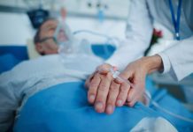 Stručnjaci otkrili: Ovaj simptom na rukama pokazuje da je neko blizu smrti..