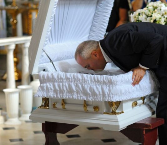 Da li je u redu poljubiti preminulu voljenu osobu?