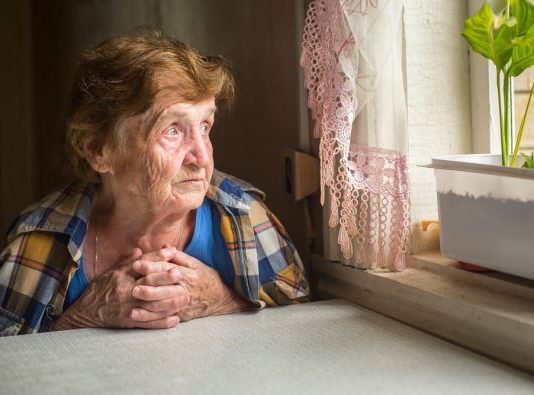 Što čeka usamljenu ženu u starosti: 3 važne riječi Paula Coelha