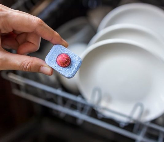 Verica s vremena na vrijeme u wc šolju ubaci tabletu za pranje sudova: Kada čujete zašto, oduševićete se