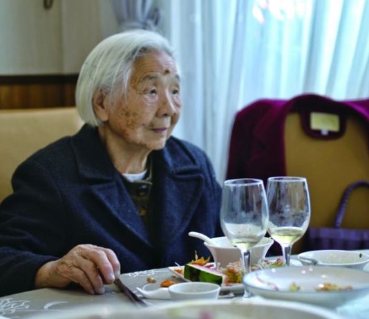 Ima 101 godinu, svako veče jede grickalice i gleda TV do zore: Zbog 1 stvari je uspela da doživi stotu bez problema