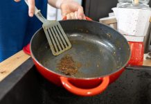 Ruskinje ne bacaju tiganj za koji se lepi hrana: Zahvaljujući ovom jeftinom triku produžavaju mu život mesecima!