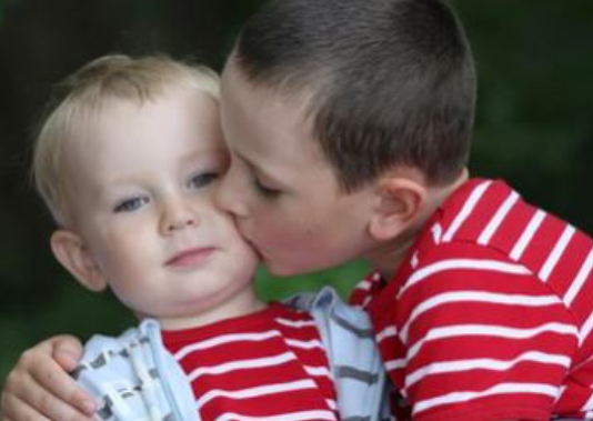 Na sahrani naših roditelja tetka je ponudila da usvoji mog mlađeg brata: Kad sam otkrio njen tajni plan priredio sam joj osvetu koju će pamtiti dok je živa