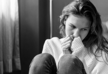 Izbačena na sneg sa tek rođenom bebom – Šest nedelja kasnije vratila se kao vlasnica svega