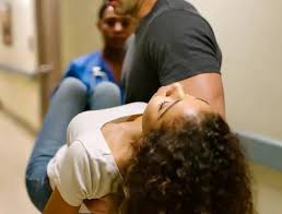 Rekao je da je pala i udarila glavom, ali su ljekari brzo shvatili da istina nije tako jednostavna