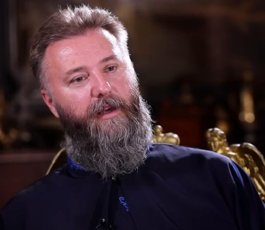 “SRAMOTA JE DA…” Otac Predrag Popović se oglasio uoči Vaskršnjeg posta – OVO NIKAKO, ALI NIKAKO NEMOJTE DA RADITE