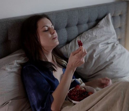 Pojedite ovu voćku uveče i spavate kao beba: Pomaže i kod mršavljenja a mogu da jedu i dijabetičari