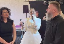 “Bilo nekad kad sam bio mlađi”: Otac Predrag Popović iznenadio goste na proslavi 20 godina braka