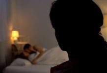 Evo kako da proverite da li vas partner vara bez da pipnete njegov telefon: Trik od 30 sekundi